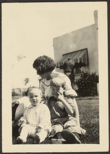 Florence mit zwei Kindern auf dem Rasen