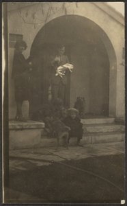 Florences Familie mit Haustierkaninchen von Louis Fleckenstein