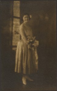 [Ganzkörperporträt einer Frau mit Blumenstrauß] von Louis Fleckenstein