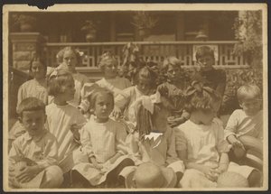 [Gruppe von Kindern vor der Veranda] von Louis Fleckenstein