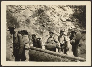 Gruppe von Männern beim Wandern von Louis Fleckenstein