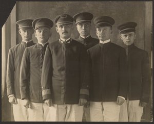 [Gruppe junger Männer in Uniform vor Wandteppich (Kadetten?)]