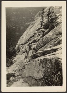 Wanderer klettert auf Felsen