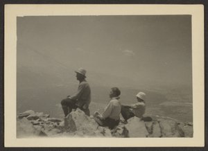 [Wanderer auf Felsen sitzend] von Louis Fleckenstein