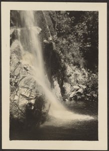 [Landschaft mit Wasserfall]