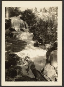 Landschaft mit Wasserfall