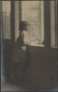 [Kleines Mädchen schaut aus dem Fenster] von Louis Fleckenstein