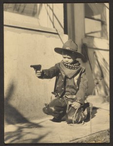 Kleiner Junge im Cowboy-Outfit von Louis Fleckenstein