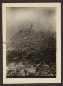 Mann auf einem Steinhaufen