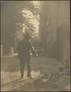 Mann, der eine Straße hinuntergeht von Louis Fleckenstein