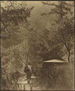 Mann geht zur Hütte im Wald von Louis Fleckenstein