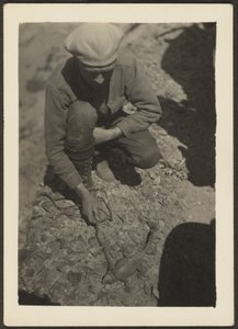 Mann und Eidechse von Louis Fleckenstein