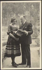 Mann und Frau stehen draußen mit Zeitschrift von Louis Fleckenstein