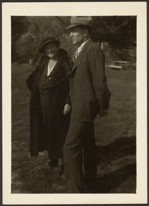 Mann und Frau stehen im Gras von Louis Fleckenstein