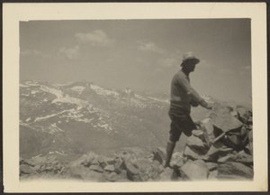 Mann in bergiger Landschaft von Louis Fleckenstein