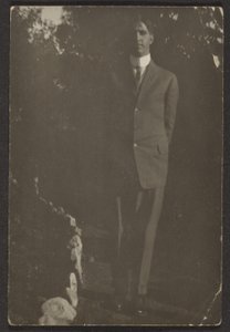 Mann auf Pfad von Louis Fleckenstein