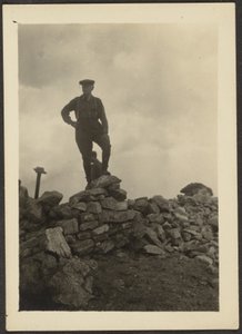 Mann auf einem Steinhaufen von Louis Fleckenstein