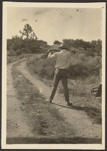 Mann auf dem Pfad mit Gewehr von Louis Fleckenstein