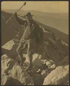 [Mann auf dem Gipfel eines felsigen Hügels] von Louis Fleckenstein