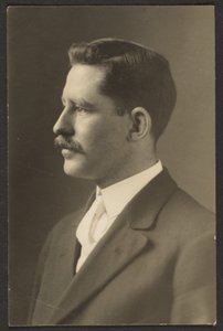 [Mann mit weißer Krawatte] von Louis Fleckenstein