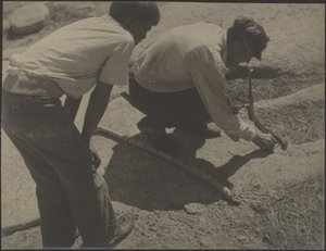 Männer mit Klapperschlange von Louis Fleckenstein