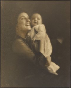 Mutter und Baby im weißen Kleid