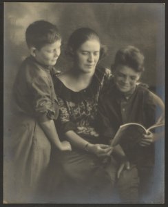 [Mutter und Söhne mit Buch] von Louis Fleckenstein