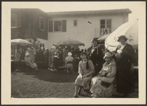 Mrs. Fleckenstein und Florence auf der Gartenparty von Louis Fleckenstein