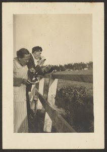 Menschen, die Melone essen von Louis Fleckenstein