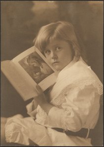 [Porträt eines Kindes, das ein Buch offen hält, um eine ähnliche Illustration zu zeigen] von Louis Fleckenstein