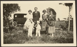 Porträt von Florences Familie draußen mit Auto