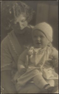 [Porträt einer Mutter, die ein Baby im Schoß hält] von Louis Fleckenstein