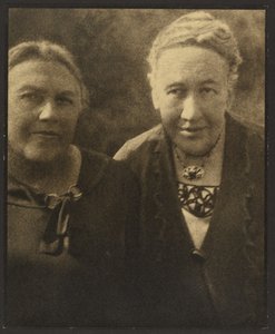 Porträt von zwei Frauen vor einem Wandteppich von Louis Fleckenstein