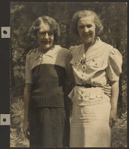Porträt von zwei Frauen im Freien