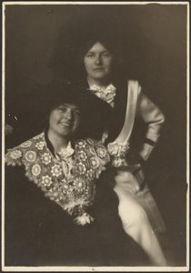 Porträt von zwei Frauen in prächtigen Outfits