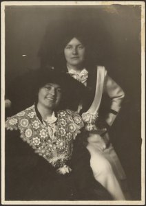 [Porträt von zwei Frauen in prächtigen Outfits]