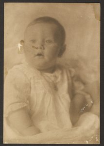 [Porträt eines Babys im Spitzenkleid]