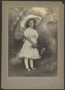 Porträt eines Mädchens mit Blumen vor bemaltem Hintergrund von Louis Fleckenstein
