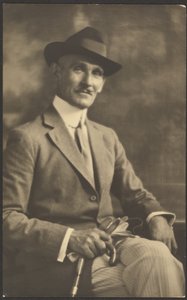 [Porträt eines Mannes mit Stock und Handschuhen] von Louis Fleckenstein