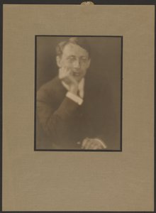 Porträt eines Mannes, der das Kinn auf die Hand stützt von Louis Fleckenstein