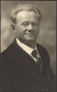 Porträt eines Mannes im schwarz gestreiften Anzug von Louis Fleckenstein
