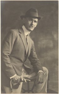 Porträt eines Mannes mit Stock und Handschuhen von Louis Fleckenstein
