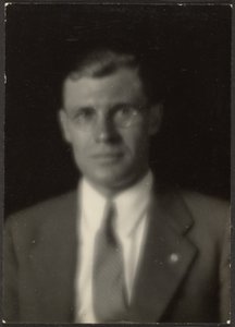 [Porträt eines Mannes mit Brille und Reversnadel] von Louis Fleckenstein