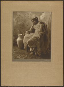 Porträt einer sitzenden Frau in klassischem Kostüm