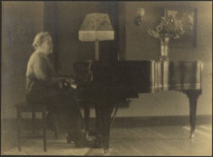 [Porträt einer am Klavier sitzenden Frau] von Louis Fleckenstein