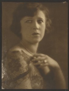 [Porträt einer Frau mit Spitzenoberteil] von Louis Fleckenstein