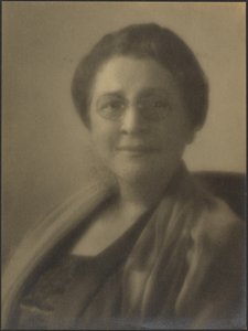 Porträt einer Frau mit Brille