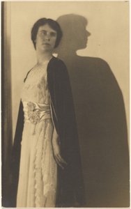 Porträt einer Frau im Mantel mit Schatten von Louis Fleckenstein