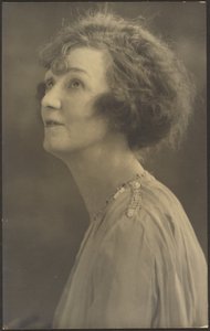[Porträt einer Frau in Pelzen (nicht sichtbar)] von Louis Fleckenstein