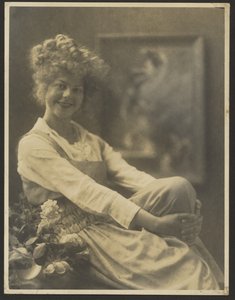 [Porträt einer Frau in Schürze mit Blumen] von Louis Fleckenstein